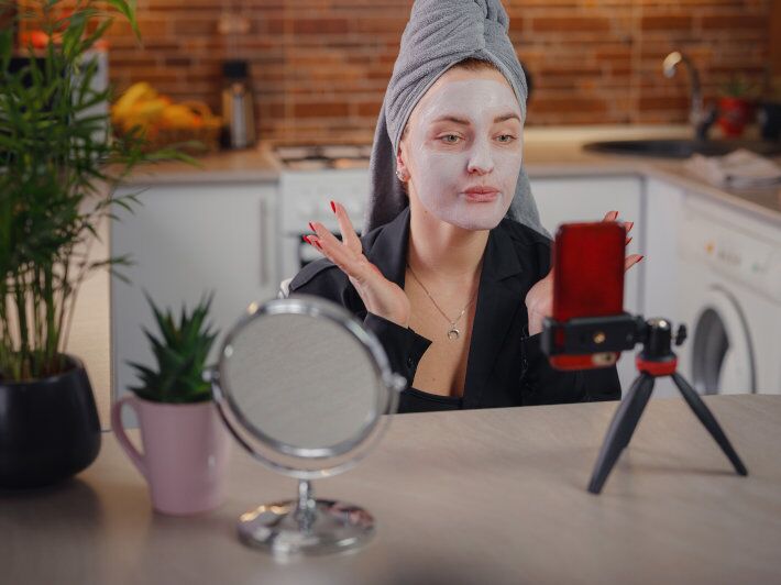 lady virtual consultation mobile